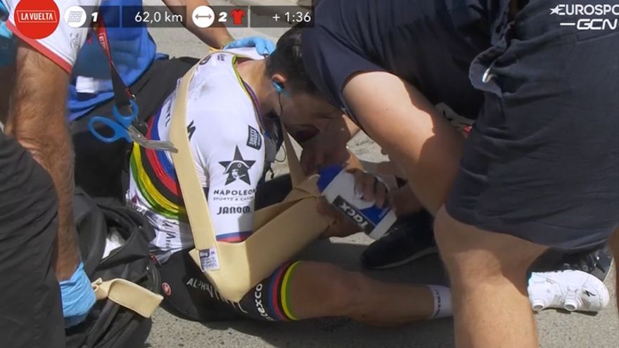 Alaphilippe es atendido tras su caída.