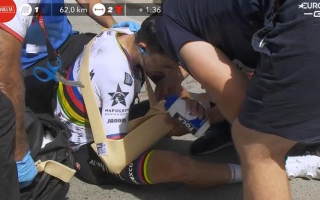 Alaphilippe es atendido tras su ca&iacute;da.