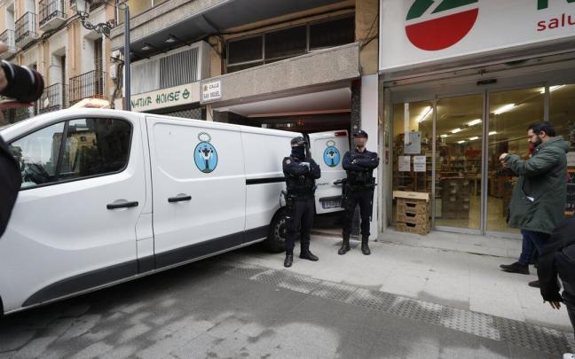 Concentración en Cortes tras el asesinato de una vecina en Zaragoza.