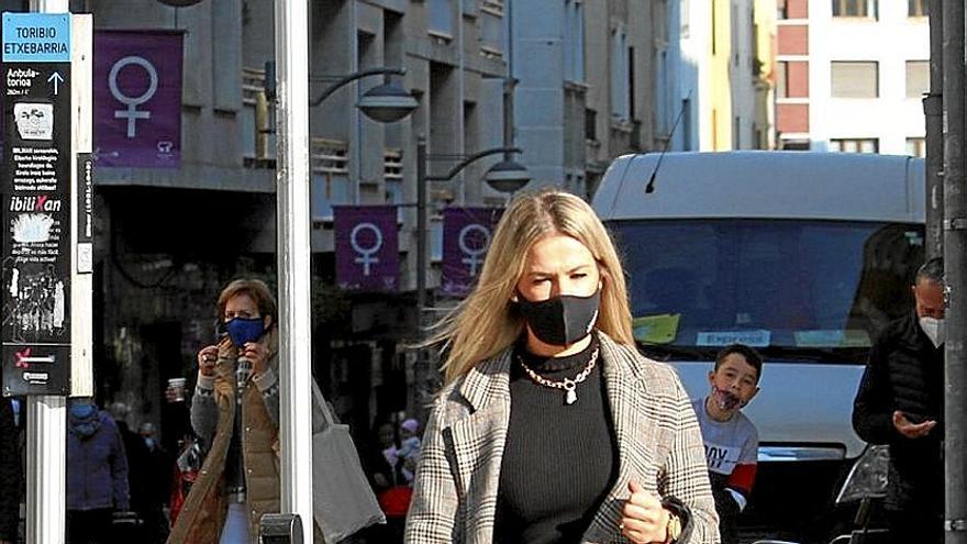 Una mujer de compras por Eibar, durante la pandemia.