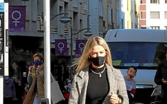 Una mujer de compras por Eibar, durante la pandemia.