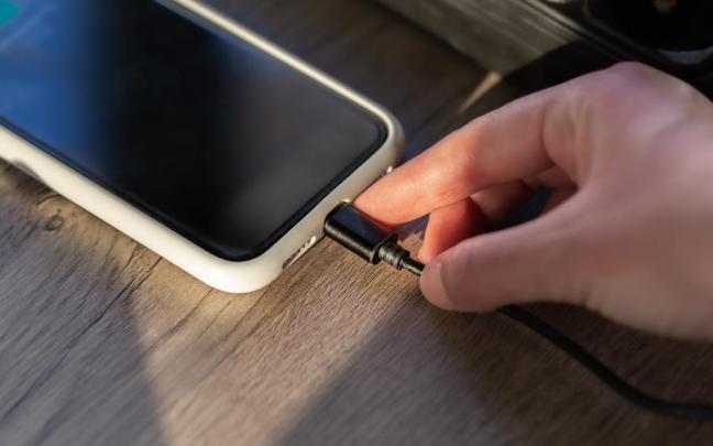 Cargar la bater&iacute;a del tel&eacute;fono m&oacute;vil debe ser una proceso controlado y cuidadoso.