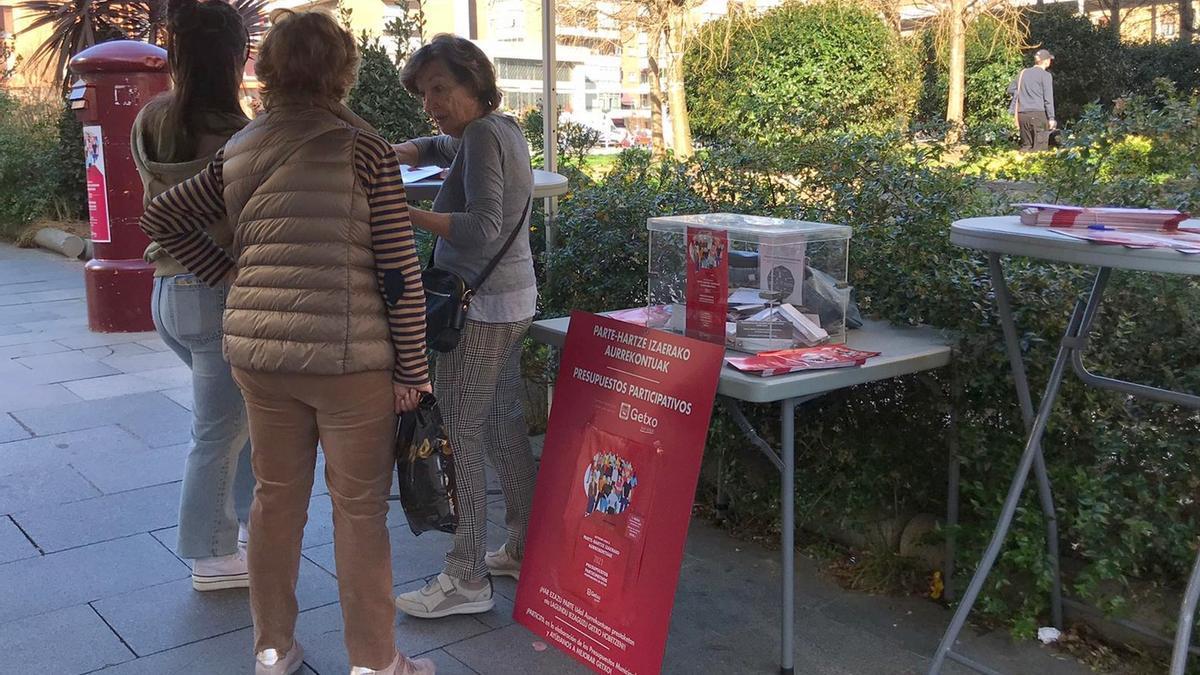 Vecinas, junto a las urnas, en una campaña anterior.