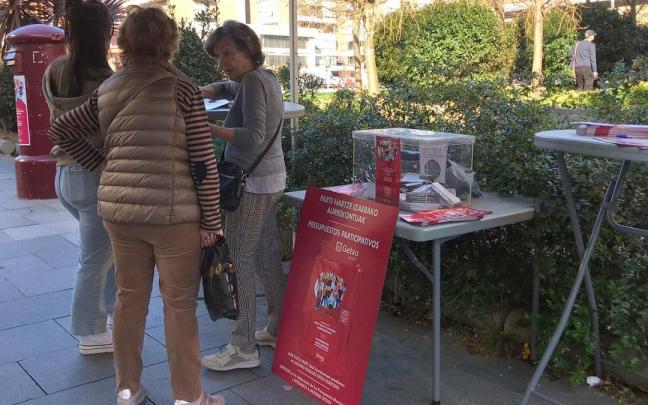 Vecinas, junto a las urnas, en una campaña anterior. Vecinas, junto a las urnas, en una campaña anterior.