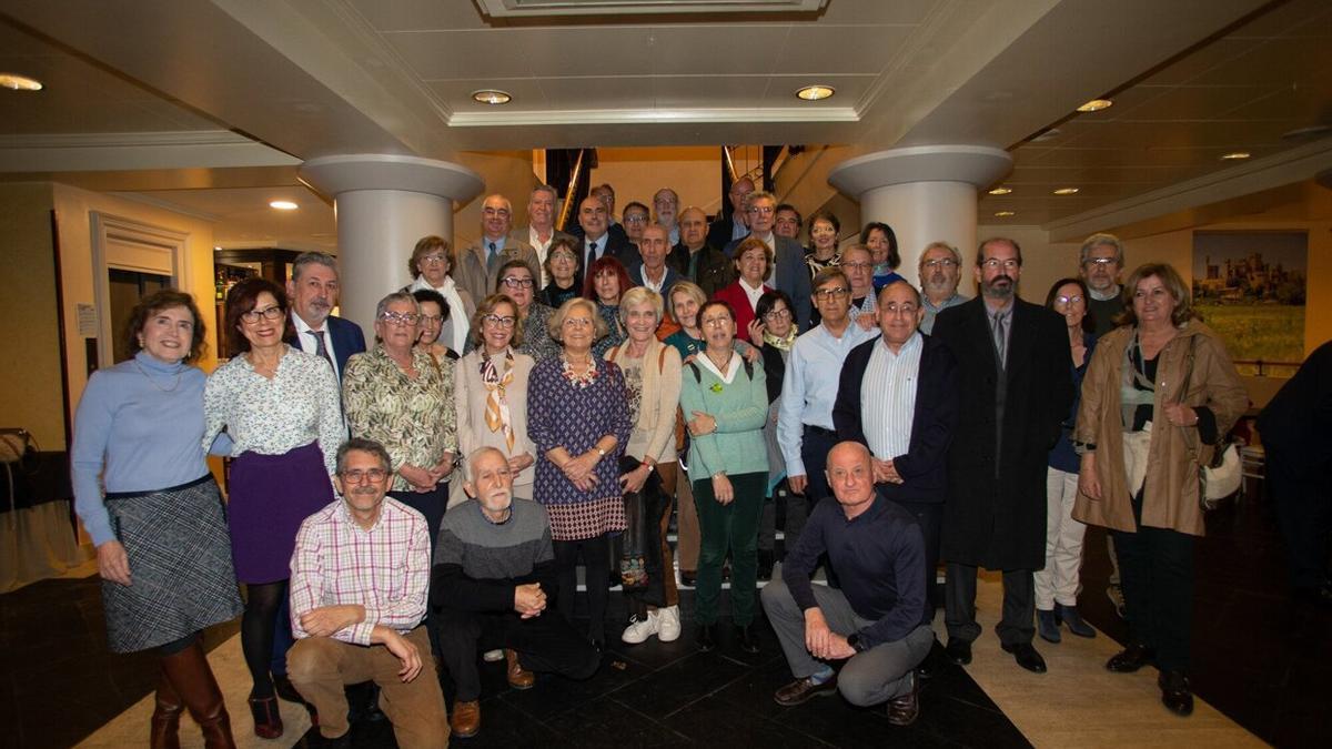 Foto de grupo de los facultativos jubilados este 2022 que acudieron al acto de homenaje organizado por el Colegio de Médicos de Navarra.