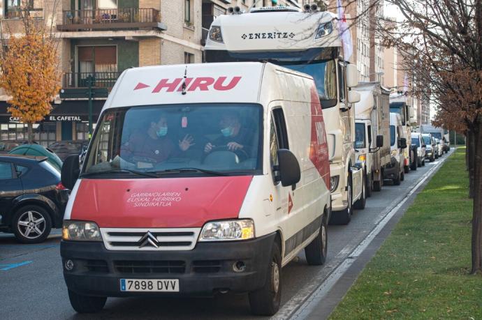 Caravana de coches y camiones, en una protesta organizada por la asociación de transportistas autónomos Hiru el pasado año.