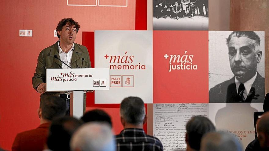 El secretario general del PSE, Eneko Andueza, ayer en Bilbao en la jornada sobre Memoria Histórica y Democrática organizada por el PSE. | FOTO: EFE