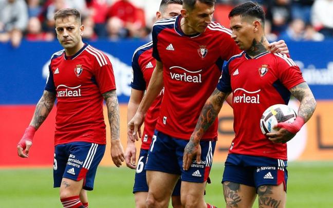 El Chimy habla con Budimir antes de lanzar el penalti.