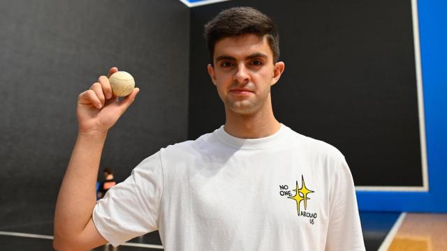 Aimar Morgaetxebarria posa en el front&oacute;n Amorebieta IV, donde sustituye a Mariezkurrena