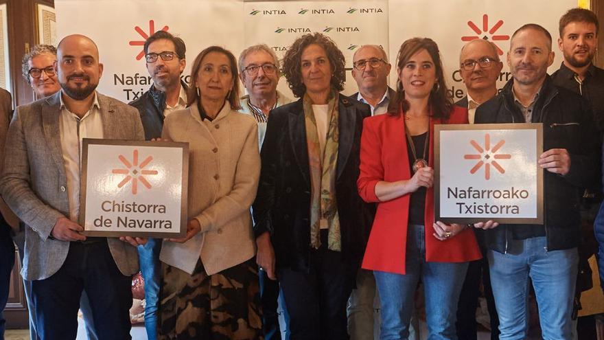 Representantes de la asociación, con la consejera Itziar Gómez.