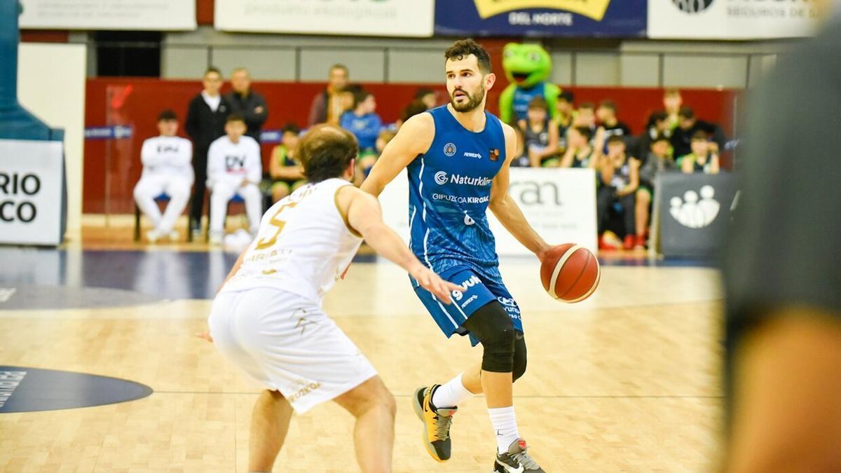 Aitor Zubizarreta, jugador del GBC con pasado en el Iraurgi, bota el balón ante Beñat Hevia