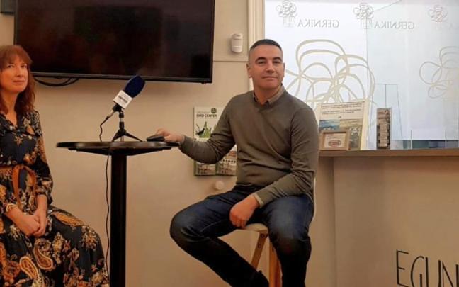 Turismo bulegoko langileak eta Magunagoikoetxea.