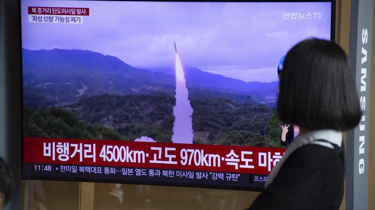 Una mujer ve desde Corea del Sur la noticia del lanzamiento del misil balístico norcoreano.