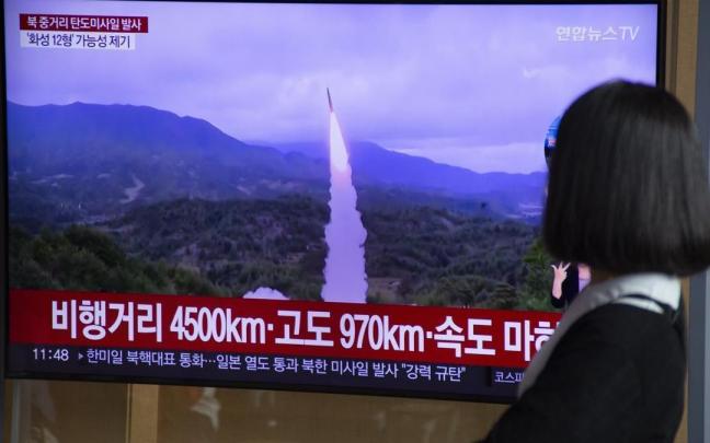 Una mujer ve desde Corea del Sur la noticia del lanzamiento del misil balístico norcoreano.