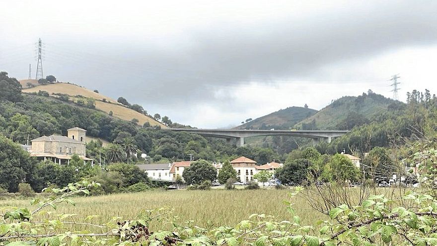 Vista desde Pobeña de algunos de los tendidos eléctricos que coronan varias zonas de Muskiz.