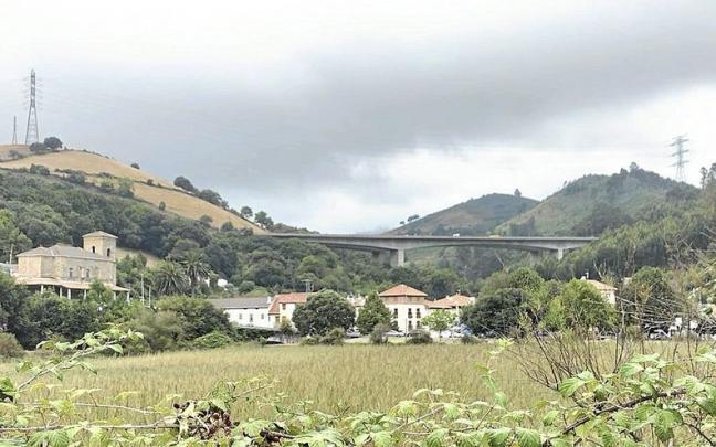 Vista desde Pobeña de algunos de los tendidos eléctricos que coronan varias zonas de Muskiz.