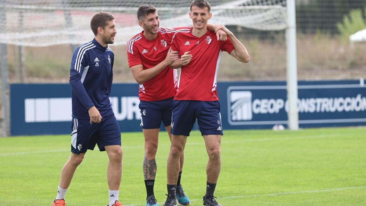 David García bromea con Budimir, en presencia de Aitor Fernández, durante un entrenamiento de Osasuna en Tajonar.