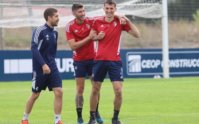 David García bromea con Budimir, en presencia de Aitor Fernández, durante un entrenamiento de Osasuna en Tajonar.