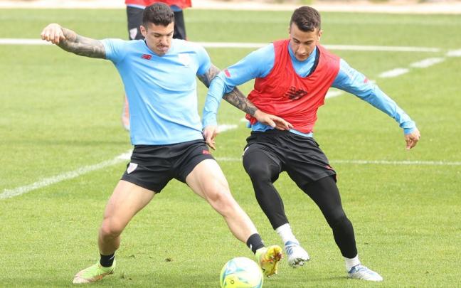 Ander Capa, junto a Alex Berenguer, en un entrenamiento en Lezama Ander Capa, junto a Alex Berenguer, en un entrenamiento en Lezama