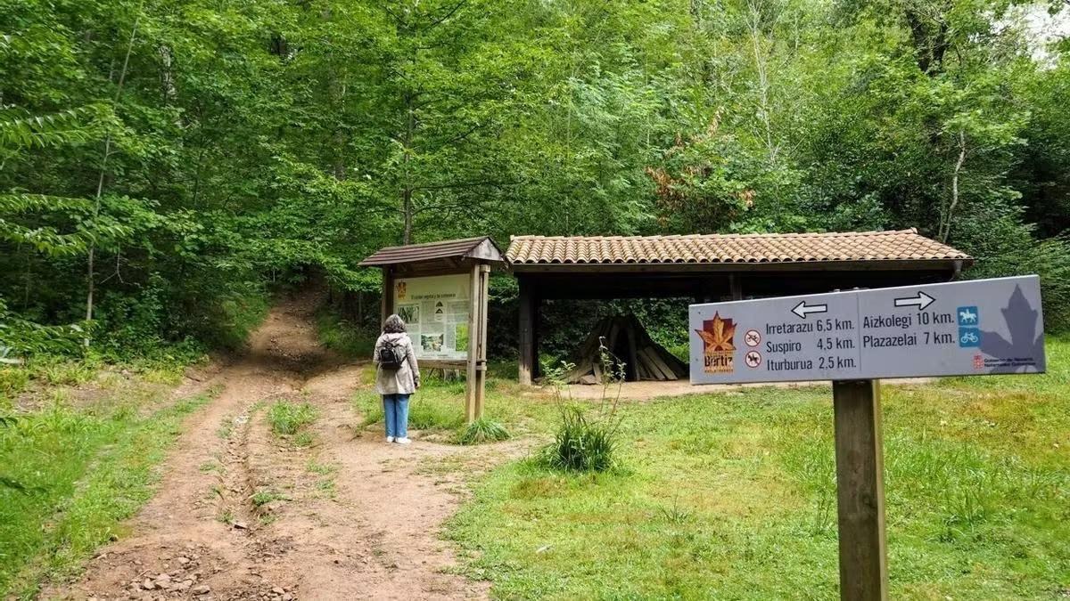 Una mujer observa un panel informativo en el Se&ntilde;or&iacute;o de B&eacute;rtiz