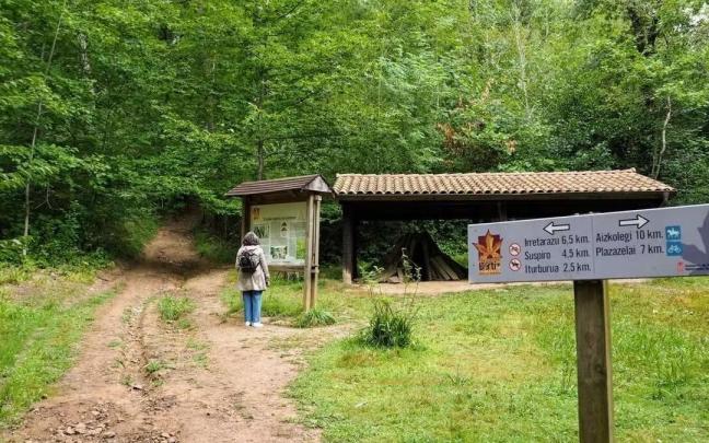 Una mujer observa un panel informativo en el Se&ntilde;or&iacute;o de B&eacute;rtiz
