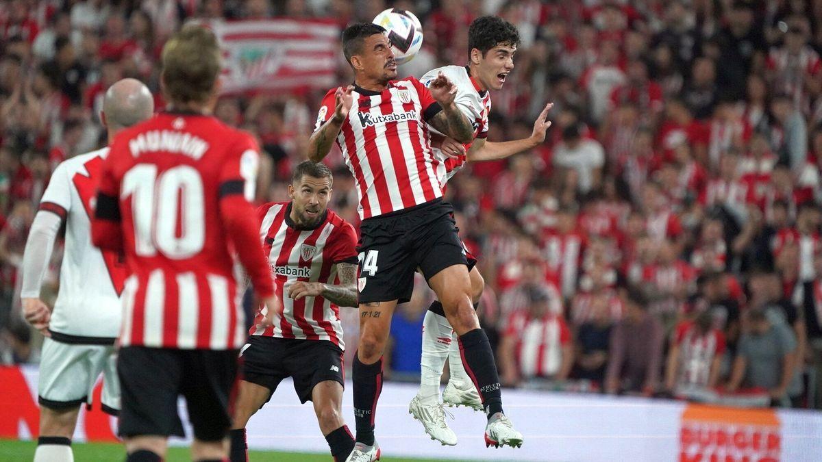 Dani García pugna por un balón aéreo con Sergio Camello en un lance del partido entre Athletic y Rayo Vallecano.