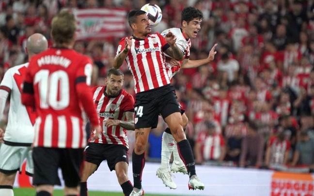 Dani García pugna por un balón aéreo con Sergio Camello en un lance del partido entre Athletic y Rayo Vallecano. Dani García pugna por un balón aéreo con Sergio Camello en un lance del partido entre Athletic y Rayo Vallecano.