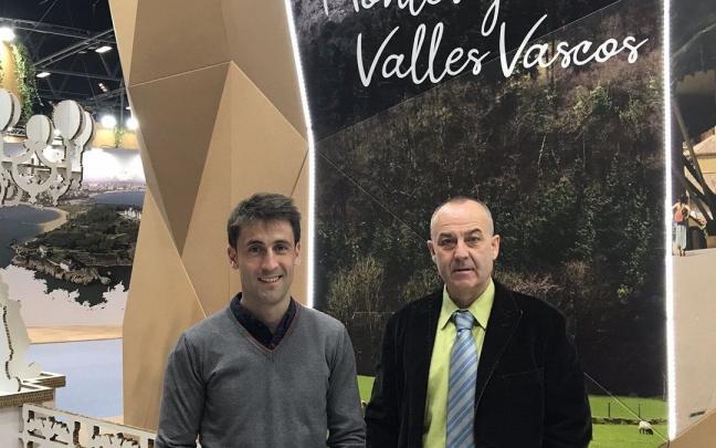 Ion Ubide, a la izquierda, y Niko Osinalde, a la derecha, en una feria de turismo.