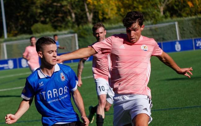 Lance del encuentro entre Txantrea y Huarte.