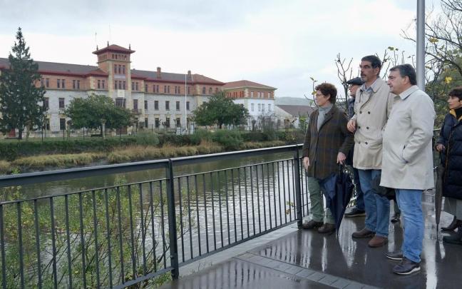 El portavoz del PNV en el Congreso, Aitor Esteban, con representantes jeltzales en el Senado y el Ayuntamiento, como el alcalde Goia, ante los terrenos de Loiola. El portavoz del PNV en el Congreso, Aitor Esteban, con representantes jeltzales en el Senado y el Ayuntamiento, como el alcalde Goia, ante los terrenos de Loiola.