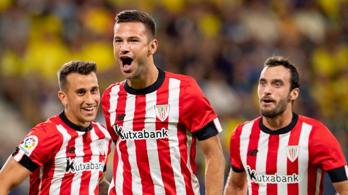 Gorka Guruzeta celebra uno de los dos goles que anotó ante el Cádiz.