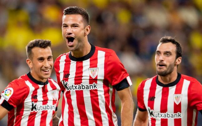 Gorka Guruzeta celebra uno de los dos goles que anotó ante el Cádiz.