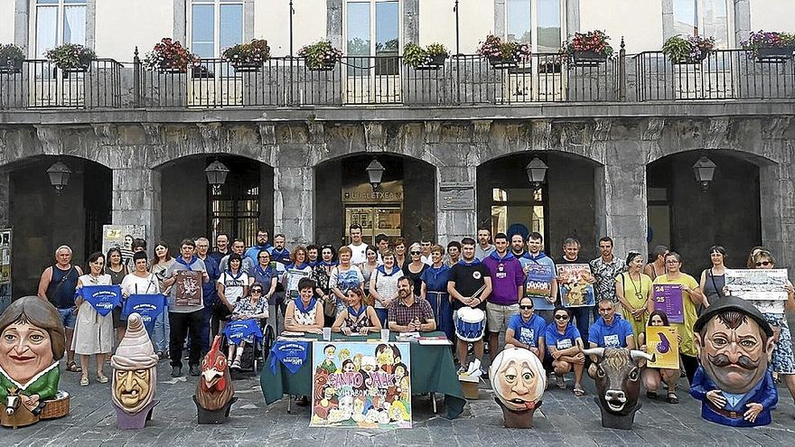 La presentación pública del programa de las Santio Jaiak en Erreboteko plaza. | FOTO: N.G.