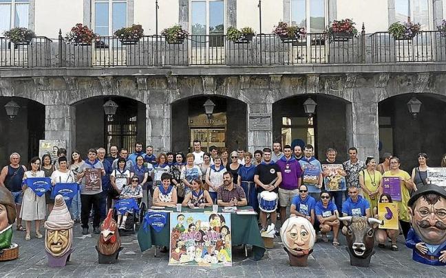 La presentación pública del programa de las Santio Jaiak en Erreboteko plaza. | FOTO: N.G.
