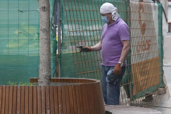 Un operario atiende una obra.