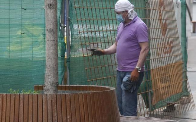 Un operario atiende una obra.