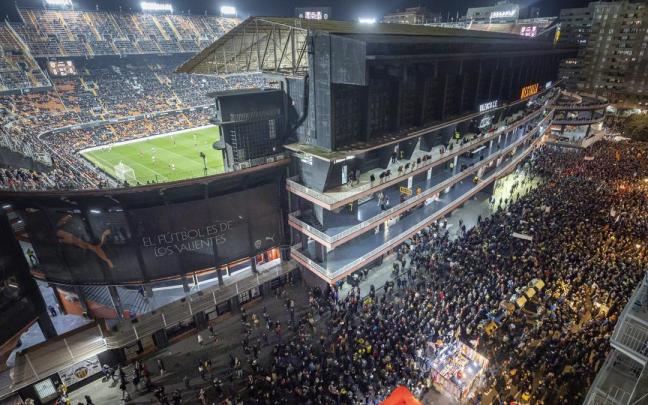 Unas 15.000 personas protestaron contra Peter Lim en los aledaños de Mestalla con el partido ya empezado. Unas 15.000 personas protestaron contra Peter Lim en los aledaños de Mestalla con el partido ya empezado.