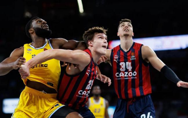 Kotsar y Hommes en un lance ante el Maccabi en el Busa Arena