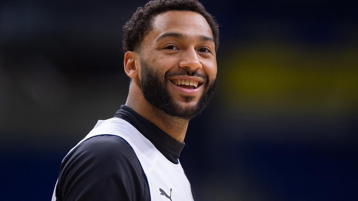 Henry, sonriente durante la sesión de tiro del Baskonia antes de enfrentarse al Fenerbahce