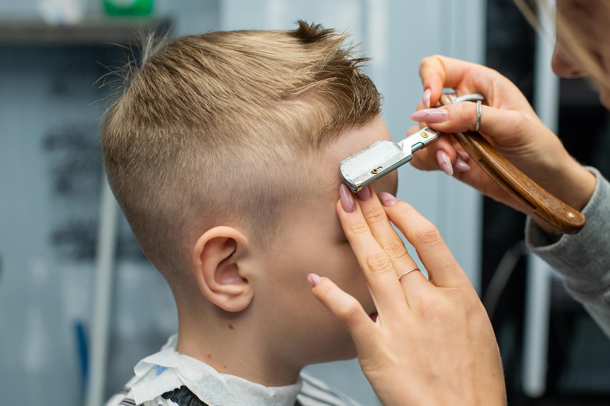 Un niño con un corte de pelo undercut.