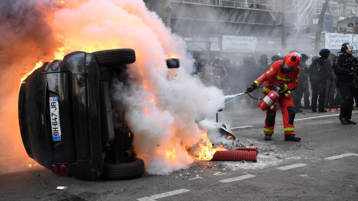 Un coche arde en la protesta de París.