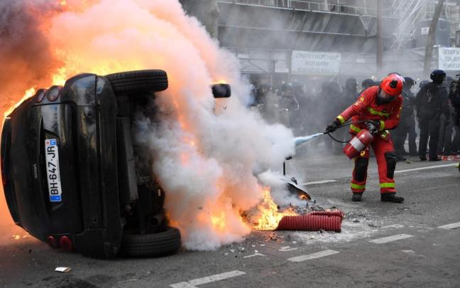 Un coche arde en la protesta de París.