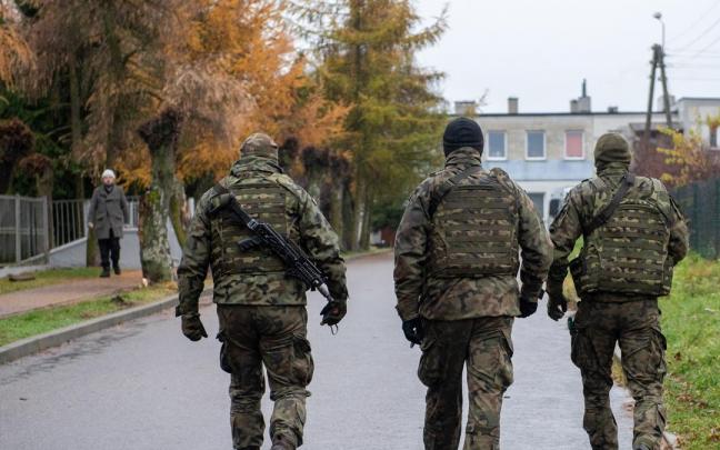 Soldados polacos patrullan Przewodów, la localidad en la que cayó el misil.