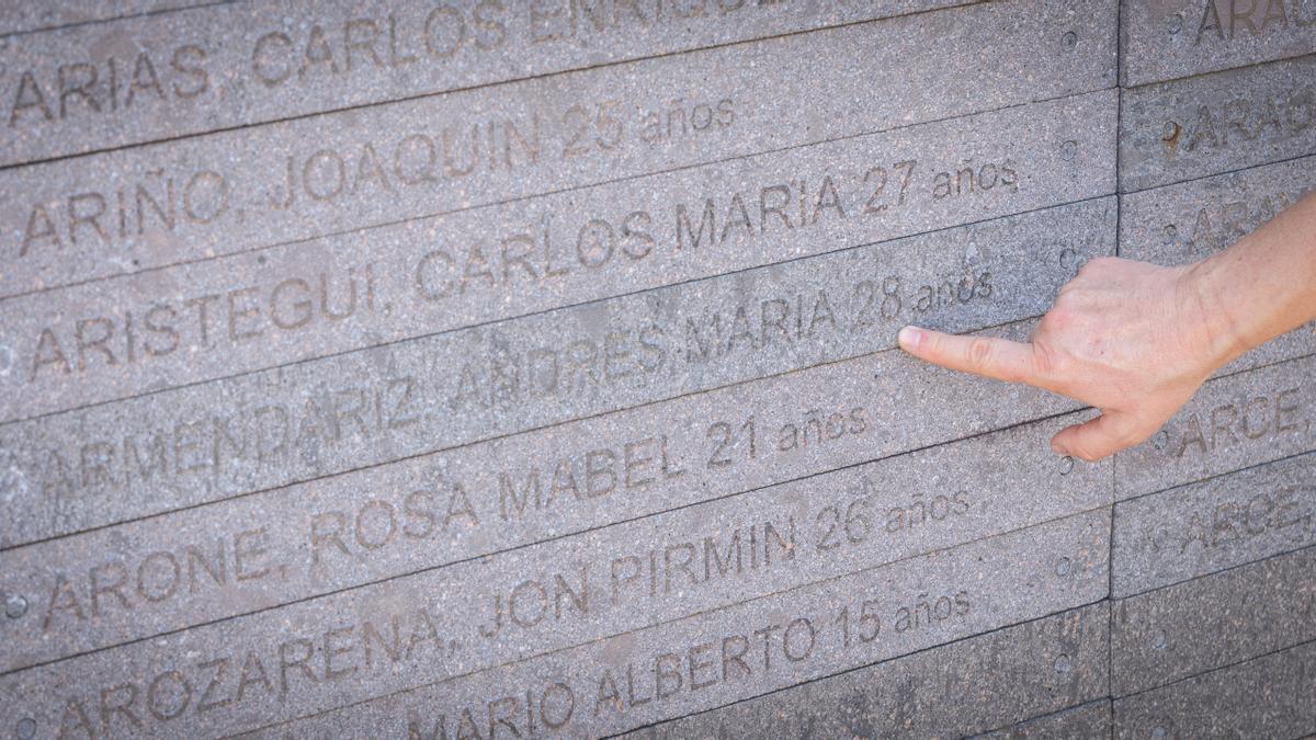 Nombre del navarro, en una de las placas del monumento.