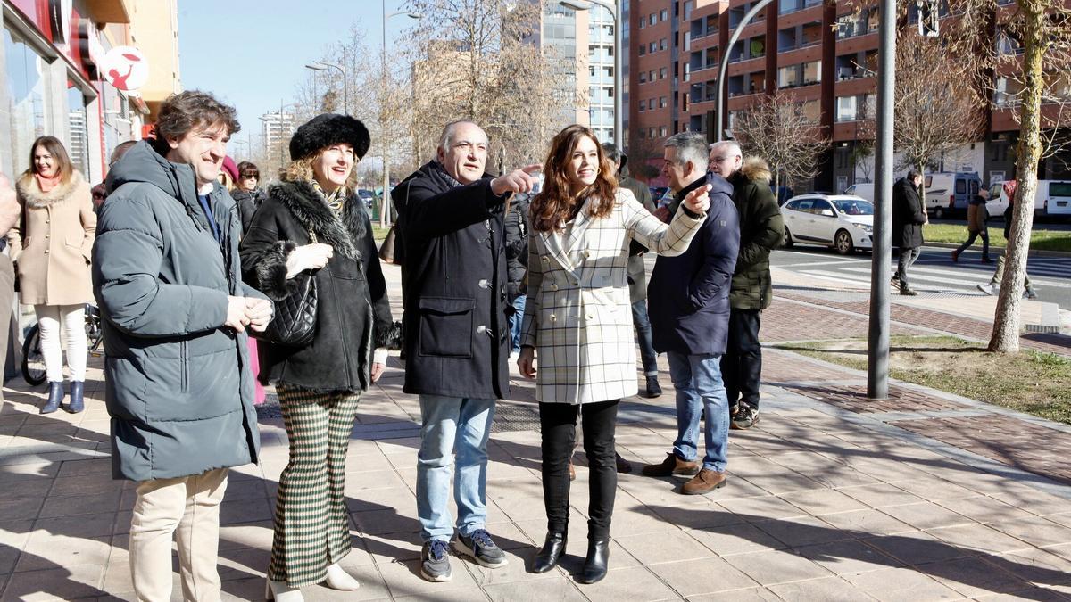 Los representantes socialistas, antes del acto en Zabalgana