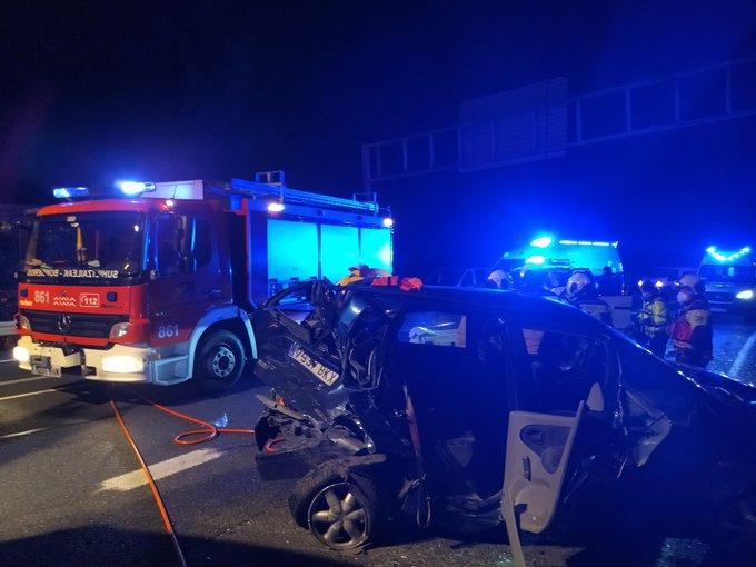 Dotaciones de bomberos trabajando en el lugar del accidente a su paso por Laudio