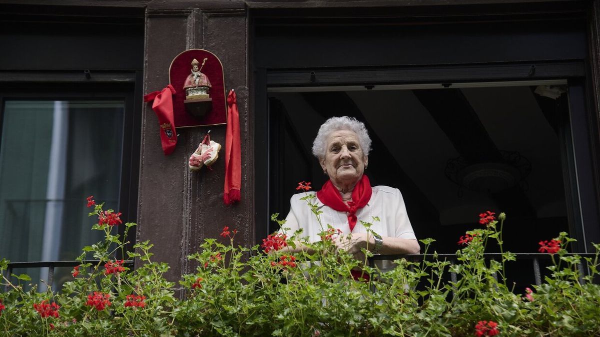 María Teresa Aristu, de 88 años, en el balcón que engalana todos los años por Sanfermines.