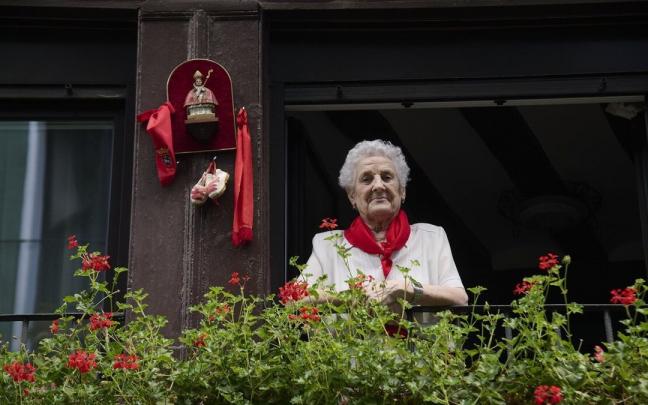 Mar&iacute;a Teresa Aristu, de 88 a&ntilde;os, en el balc&oacute;n que engalana todos los a&ntilde;os por Sanfermines.