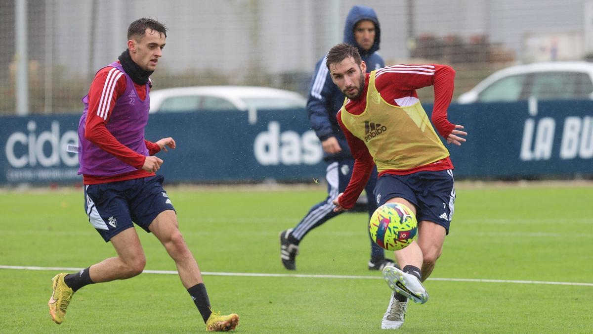 Moncayola golpea el balón durante un entrenamiento.