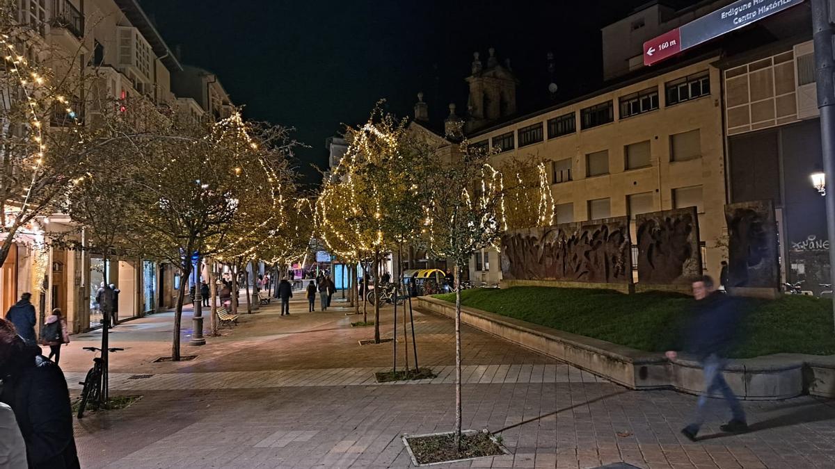La Plaza General Loma de Vitoria, esta tarde, con las luces de Navidad ya encendidas